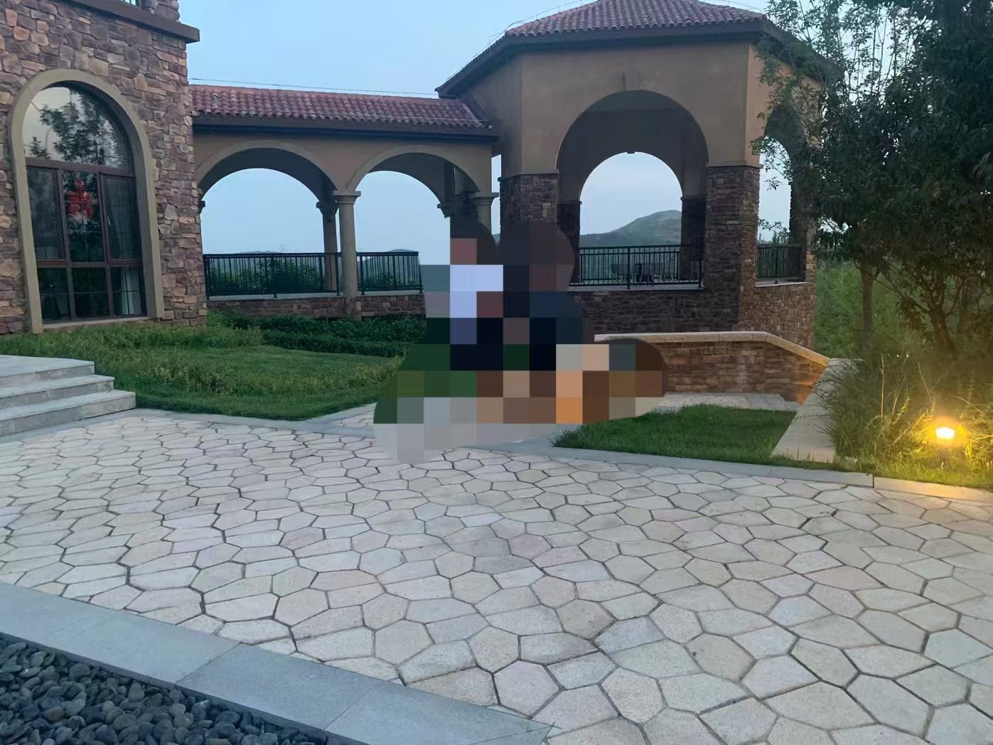 Crazy paving flagstone stepping stone paths, graded irregular flags for lawns and gardens