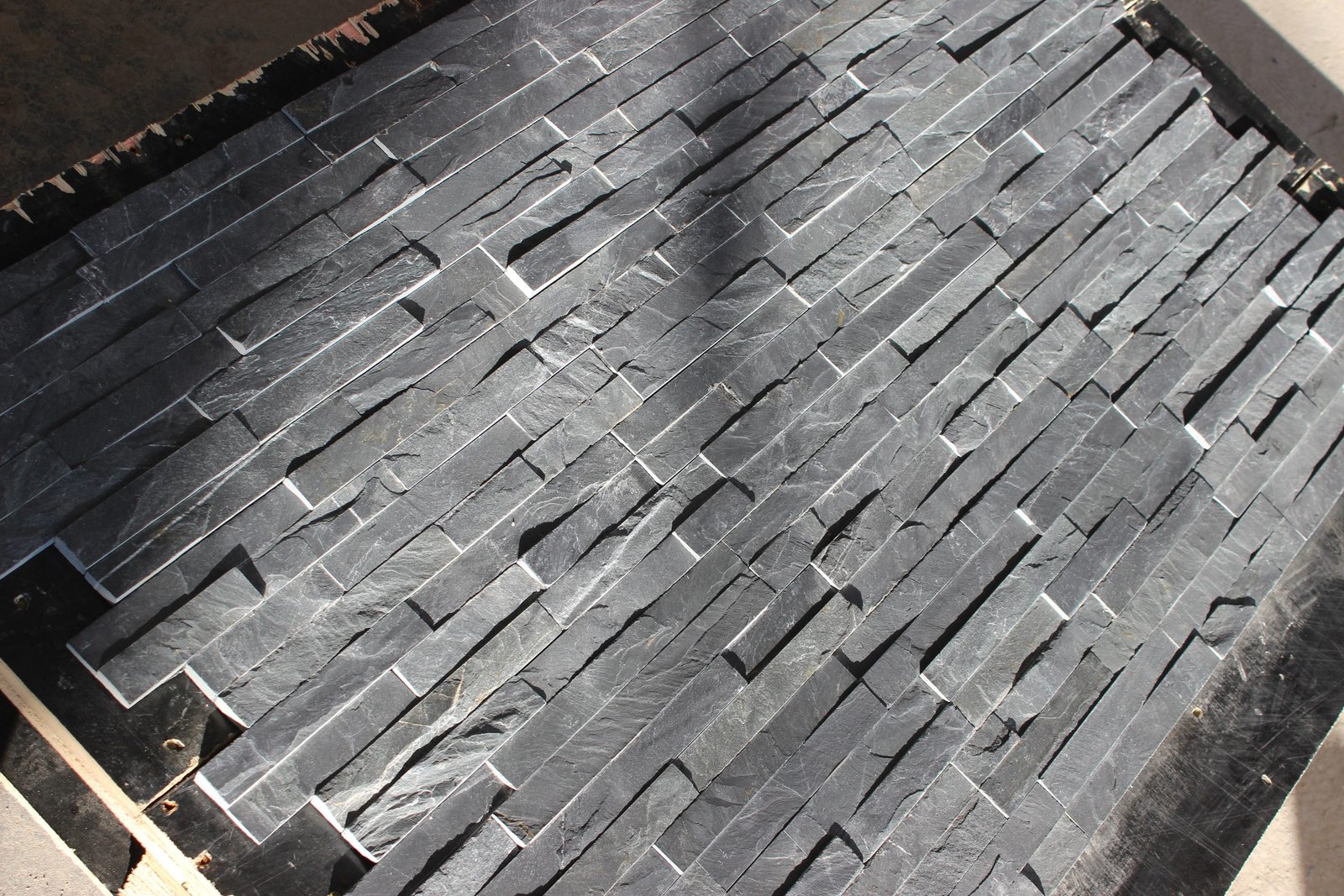 black natural stone thin ledgestone details 1