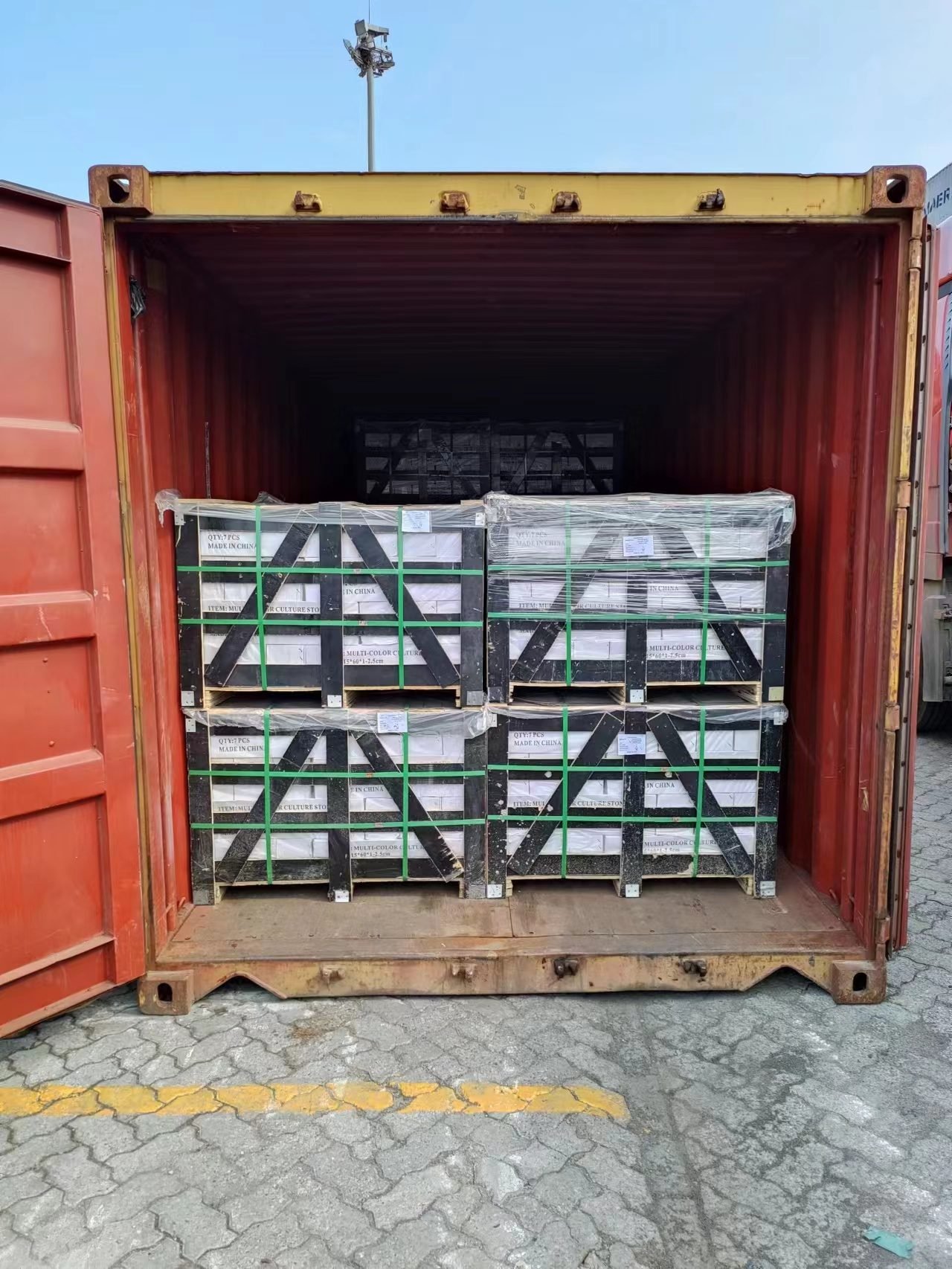 Steel-wire multi-point locking inside the container
