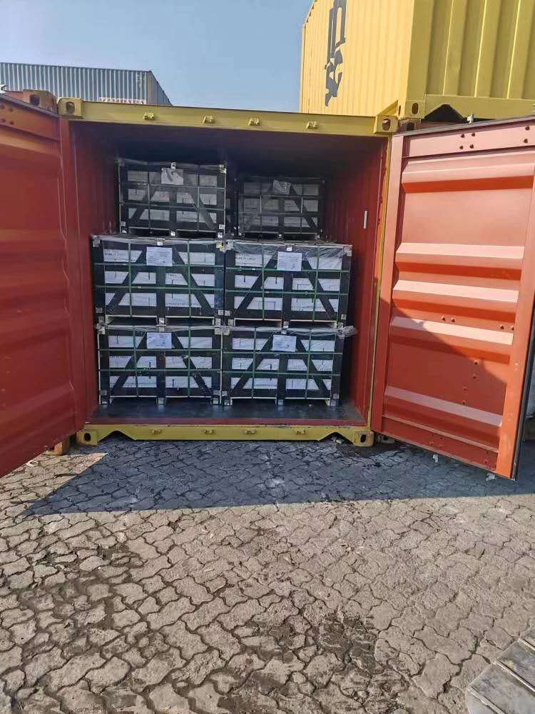 Airbag reinforcement filling container voids during stone loading