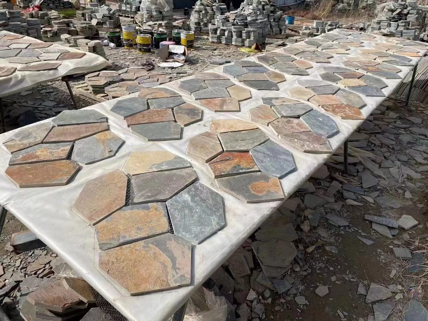 Quarry vein selection and raw flagstone material processing in Yixian factory