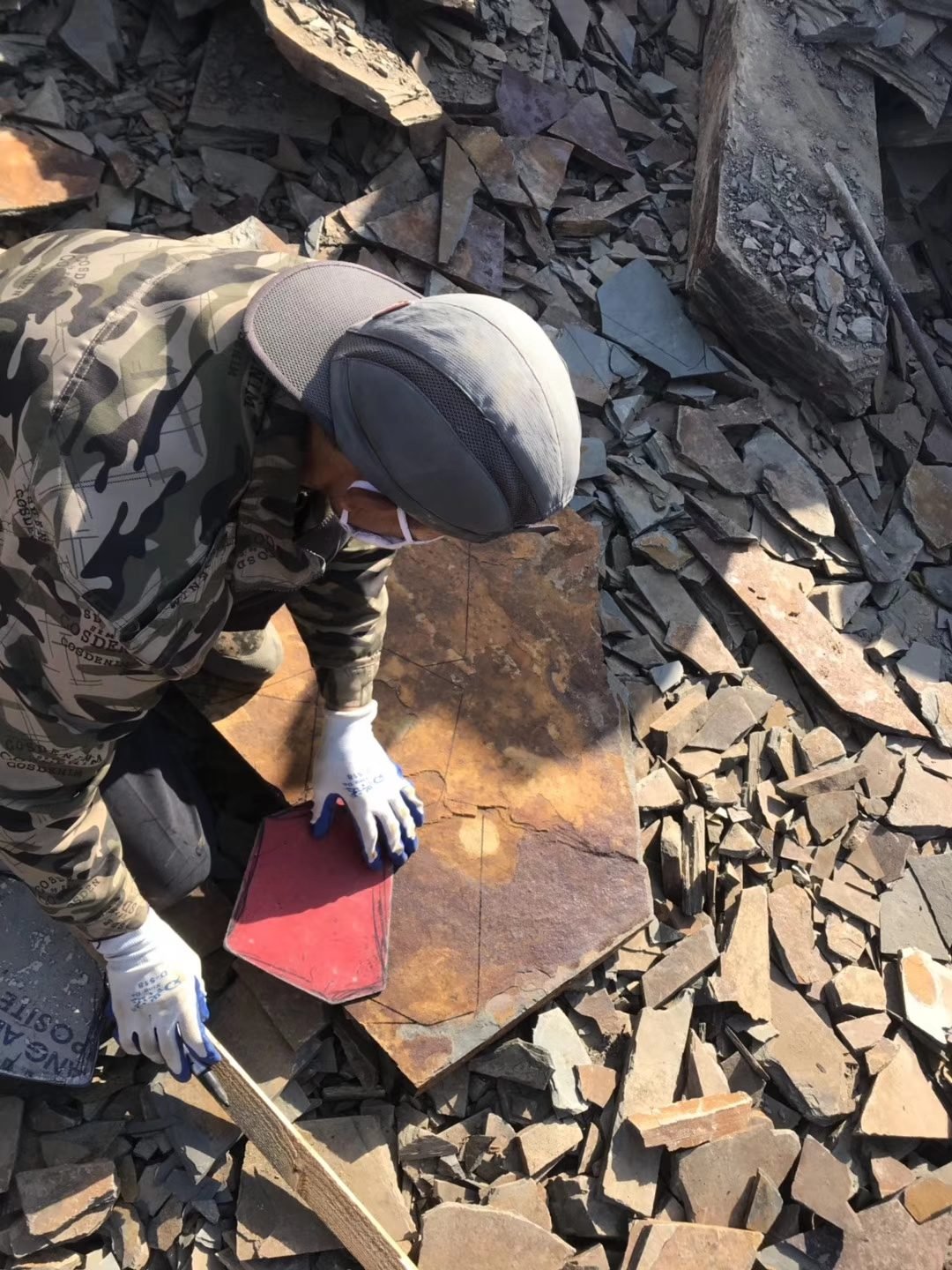 Primary splitting and rough sizing of flagstone blanks in the manufacturing facility
