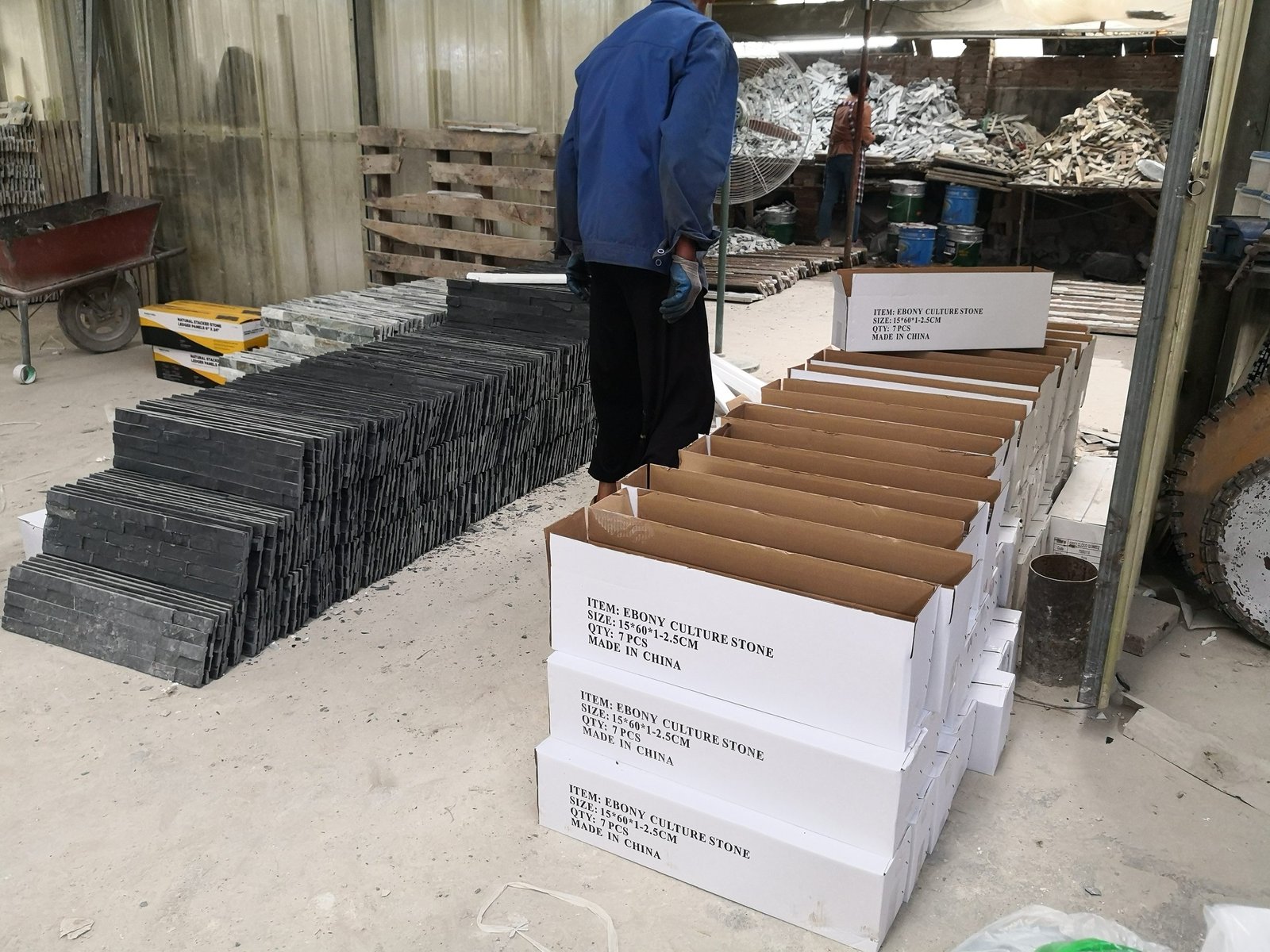 Stone panels sleeved in 5-layer corrugated export cartons