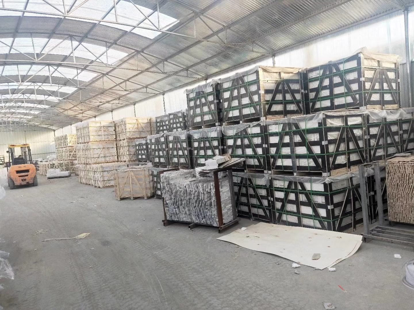 large scale warehouse inventory for natural stone veneer export - zero-breakage packaging with reinforced wooden crates and steel strapping, export packing for ocean freight at Top Stone Panels warehouse