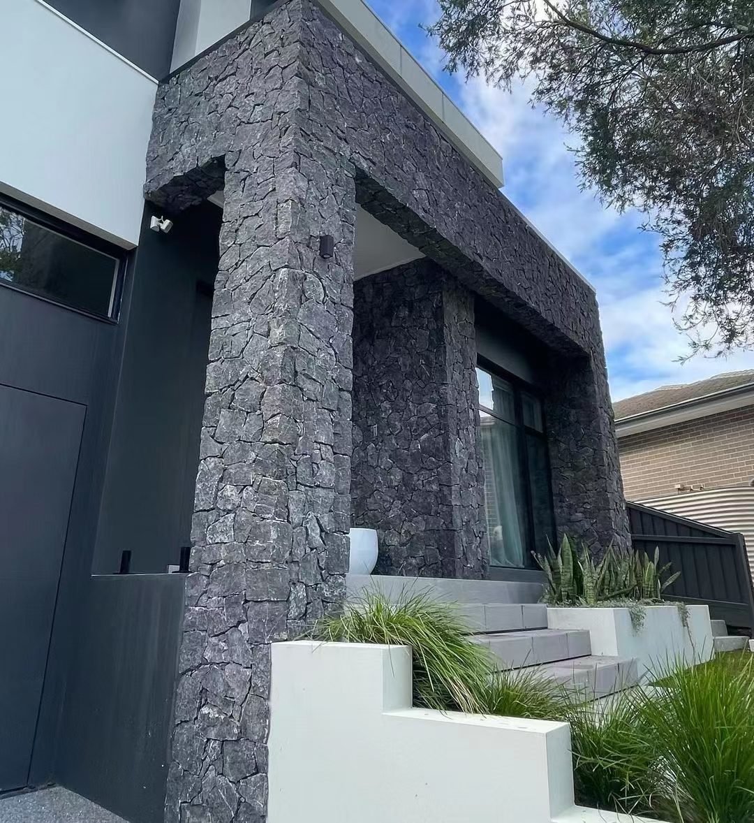 loose stone application - loose stone cladding installed on villa exterior and mansion feature walls, split face wall tiles application from quarry source factory wholesale - photo 10