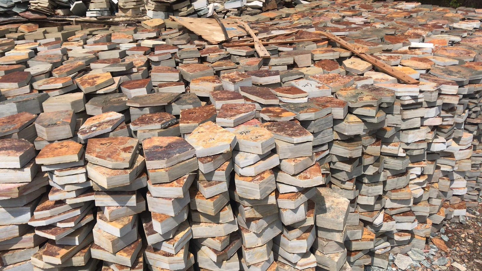Cut flagstone pieces inspection, thickness and face quality sorting before mesh bonding