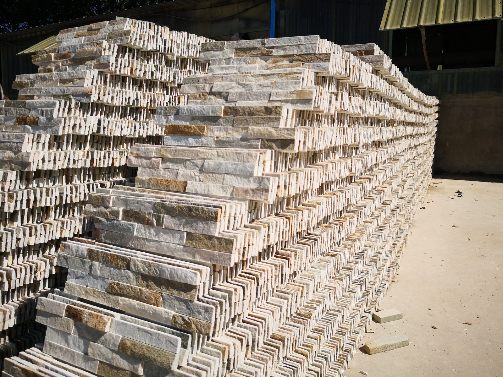oyster quartzite mini ledgestone wall cladding details - pale warm grey stone veneer texture