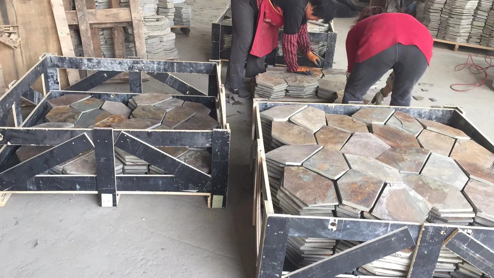 Rolling, cartoning and palletizing mesh-backed flagstone sheets for export
