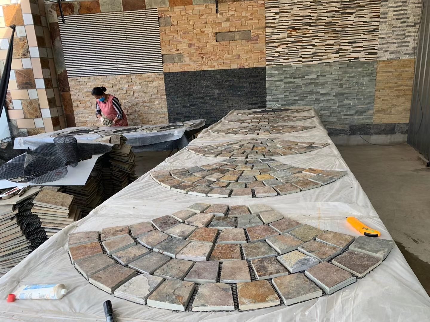 Factory production of flagstone crazy paving sheets, pattern layout and mesh bonding