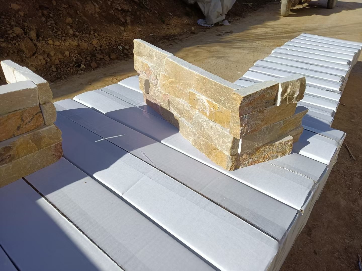 rough stacked stone corner - pre-made stacked stone L-corners for clean 90 degree corner turns, staggered corner joint design, labor saving alternative to onsite 45 degree miter cutting - photo 1