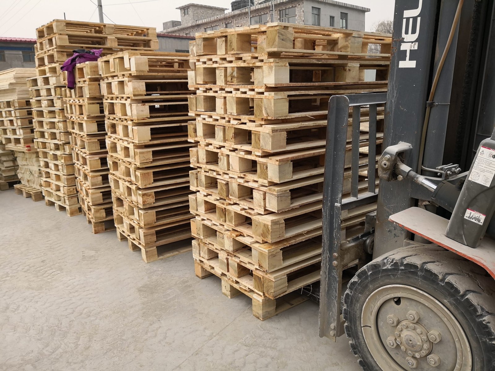 standard wooden pallets ready for stone wholesale packing