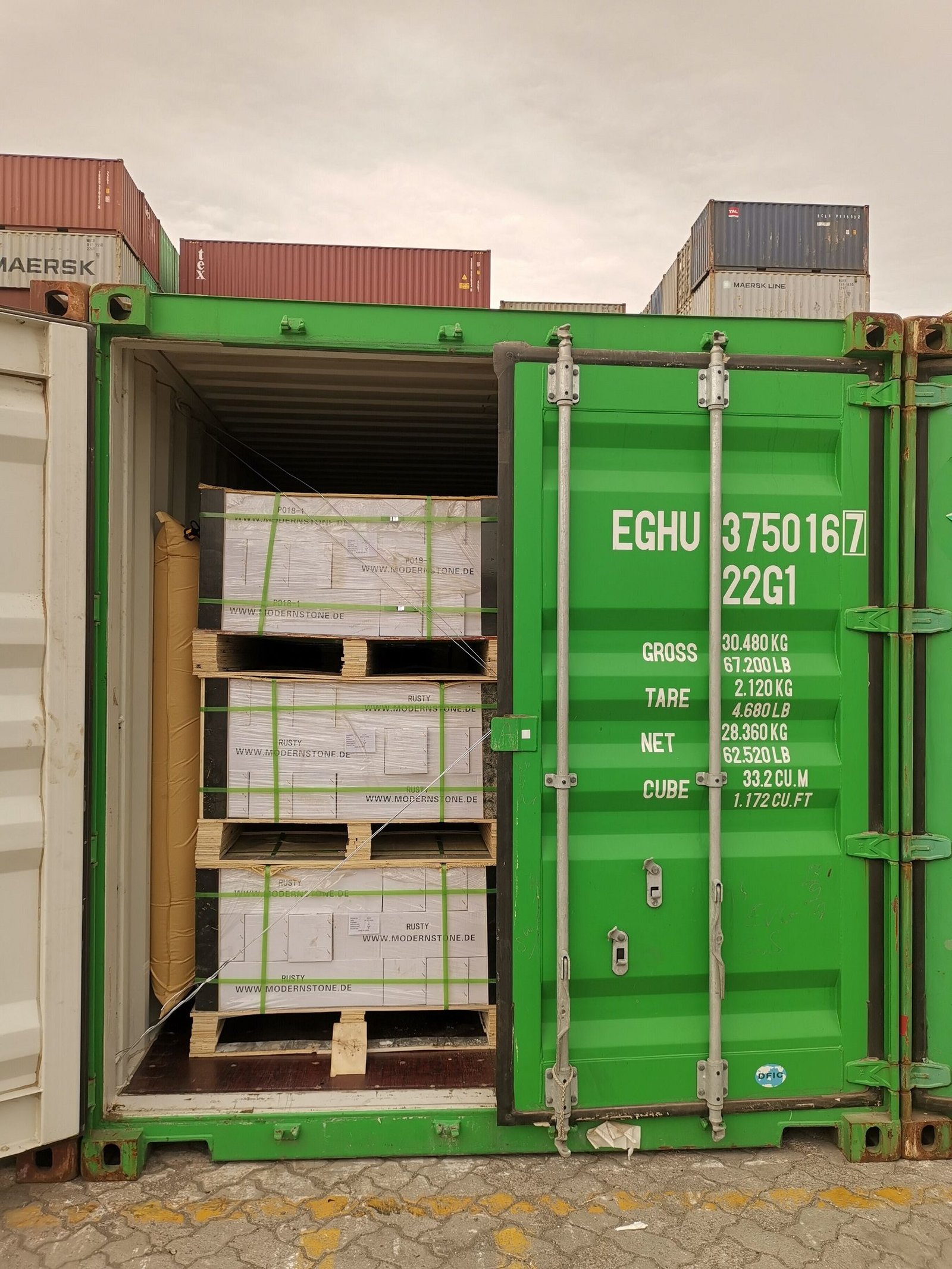 Final loading inspection before container sealing
